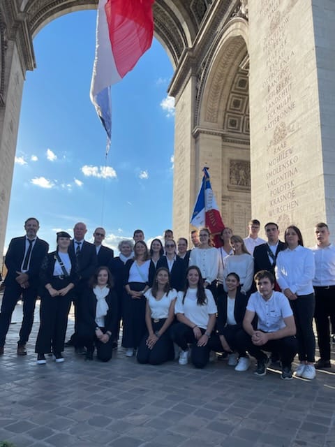 Les élèves de la MFR de La PERUSE ravivent la flamme du Soldat Inconnu sous l’ARC de TRIOMPHE